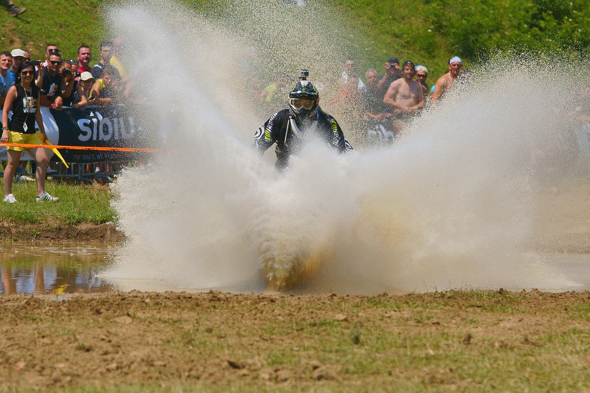 Überfahren eines 20 Meter langen Wasserbeckens. Anfangsgeschwindigkeit ca. 100 km/h.