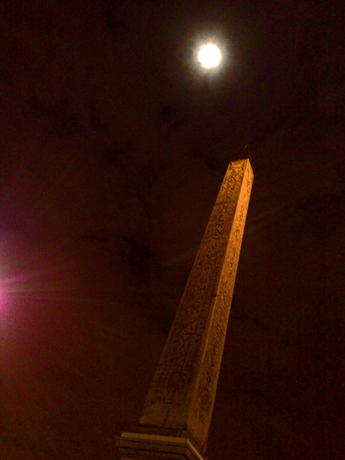 La luna llena sobre el Obelisco de Paris