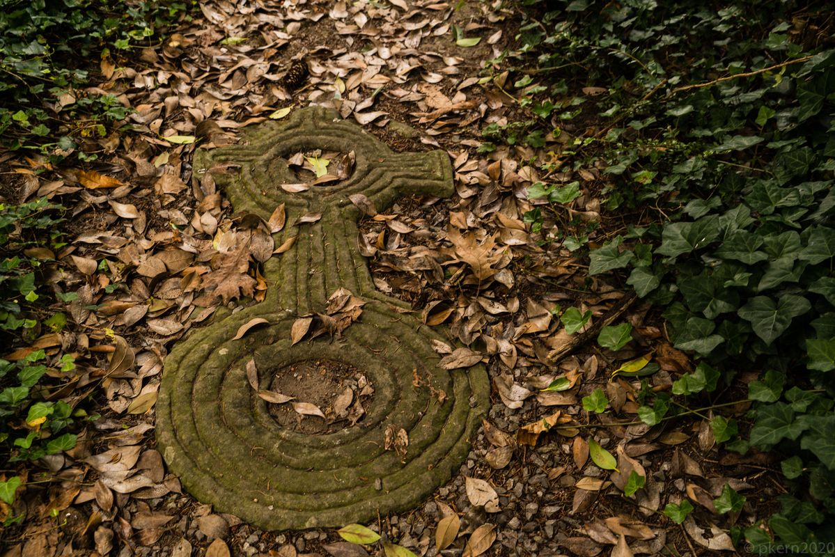 Alter Grabstein im Fussweg