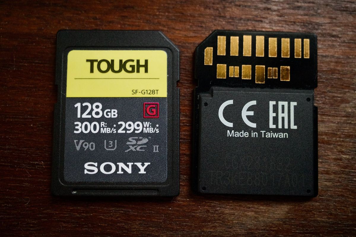 2560px-Sony128toughsdcard.jpg