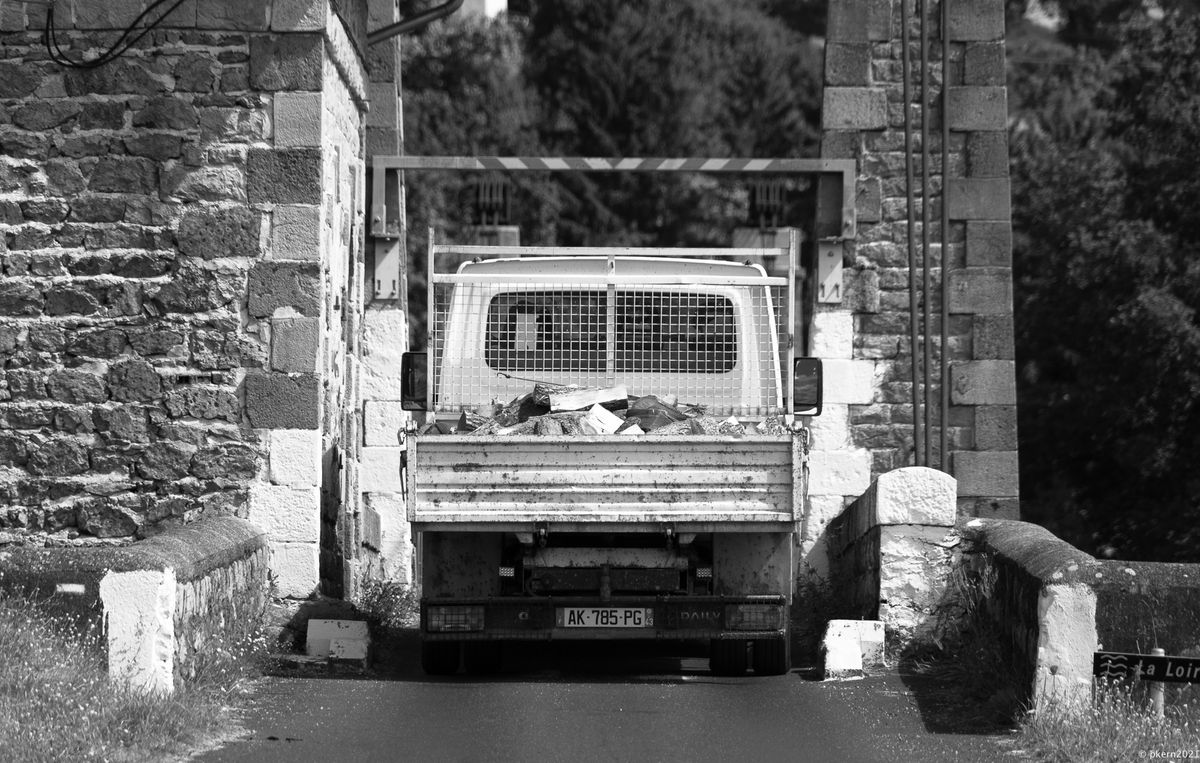 Brücke über die Loire, er ist tatsächlich durchgefahren..