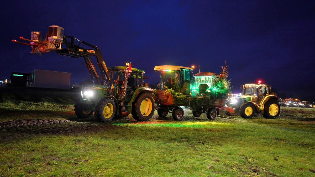 Der 63th Ackerschlepper schleppt einen Krone Emsland Anhänger mit einer weiteren Kabine