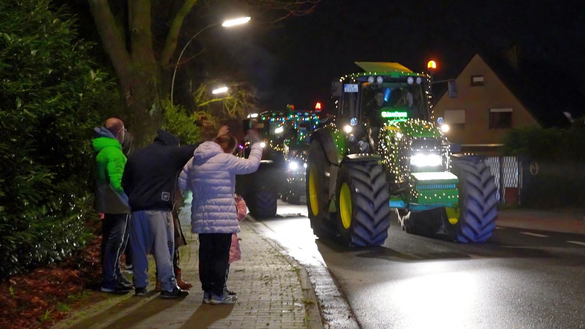 Der erste Ackerschlepper erreicht die Gemeinde Schapen / City