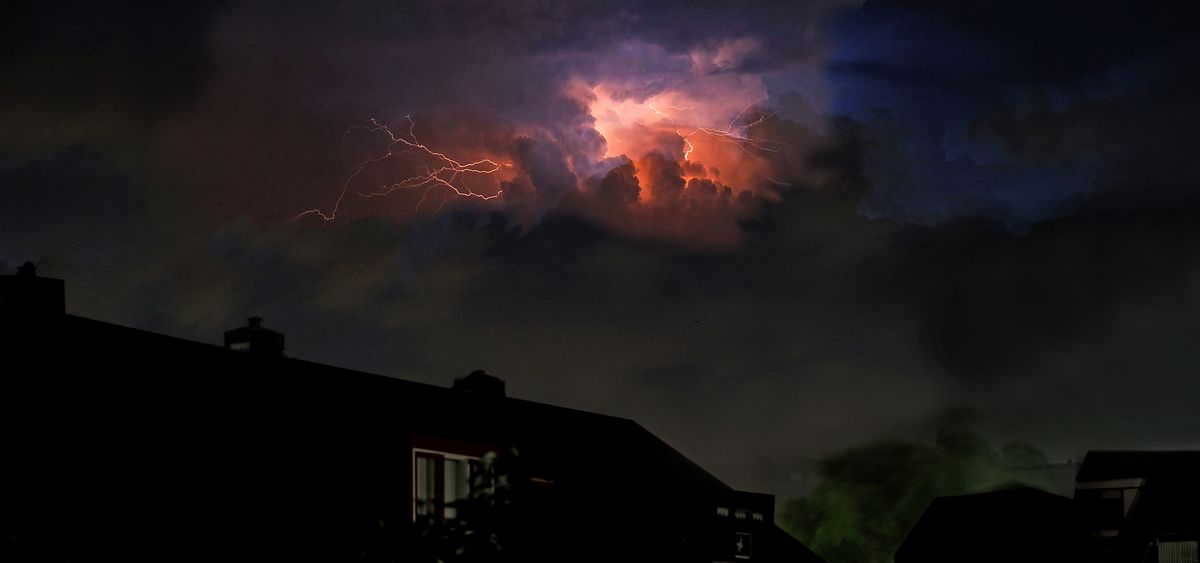 Rond middennacht werd de lucht gevuld met een lichtshow van flisen. De meeste effecten ontstonden tussen het wolkendek dat zich aan het vullen was. Deze foto is gemaakt op statief, met een diafragma van 4.5 en een sluitertijd van 30 sec. Brandpunt: 40mm. Het resultaat lijkt wel iets uit een science fiction film.