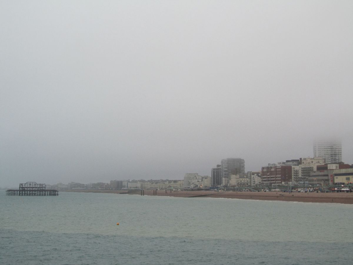 La costa de Brighton bañada por la niebla.